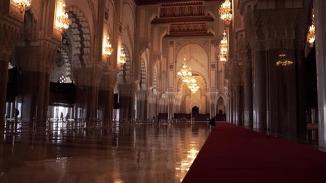 Interior-De-La-Mezquita-De-Casablanca,-Hassan-II,-Un-Magnífico-Monumento-De-Fe-Y-Espiritualidad-Islámica