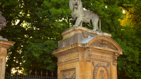 Estatuas-A-La-Puerta-De-Un-Gran-Parque-En-Bruselas,-Bélgica