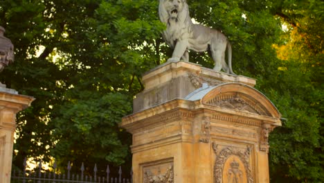 Statues-at-the-gate-of-a-large-park-in-Brussels,-Belgium