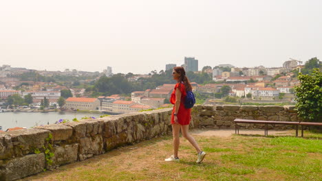 Visitas-Turísticas-En-El-Jardim-Das-Virtues,-Porto,-Portugal