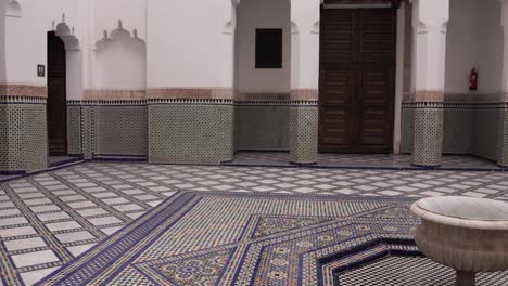 Elegancia-Histórica-Del-Interior-Del-Palacio-De-La-Bahía-En-Marrakech,-Marruecos,-Adornado-Con-Una-Intrincada-Decoración-De-Mosaicos.