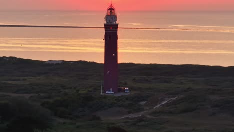 Magischer-Sonnenuntergang-Am-Westhoofd-Leuchtturm-In-Ouddorp,-Luftaufnahme