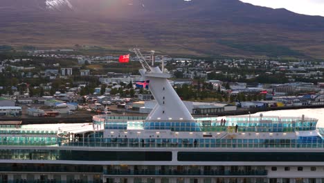 Toma-Aérea-Reveladora-Que-Muestra-El-Crucero-Island-Princess-Saliendo-De-Reikiavik.