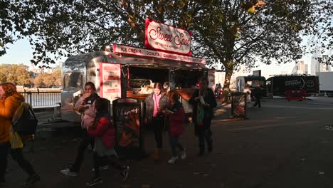 Toma-Un-Helado-En-El-Punto-Dulce,-Londres,-Reino-Unido.