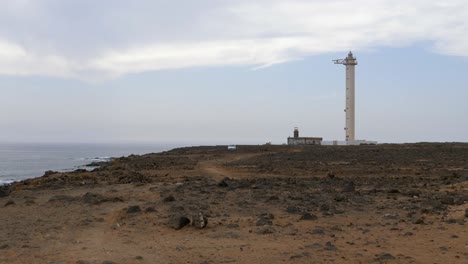 Leuchtturm-An-Einer-Wüstenküste-Aus-Vulkangestein-Auf-Lanzarote