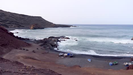 Blick-über-Die-Küste-Von-Charco-Verde-Auf-Lanzarote,-Wo-Die-Wellen-An-Der-Küste-Brechen