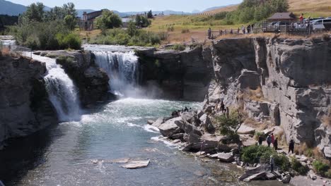 Ein-Warmer,-Sonniger-Sommertag-Lockt-Touristen-Zum-Lundbreck-Wasserfall-In-Alberta