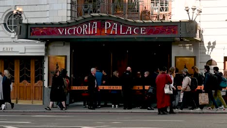 Esperando-Para-Entrar-En-El-Victoria-Palace,-Londres,-Reino-Unido