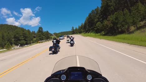 POV-Eines-Konvois,-Der-Mit-Einem-Großen-Harley-Davidson-Motorrad-Auf-Der-Autobahn-Fährt