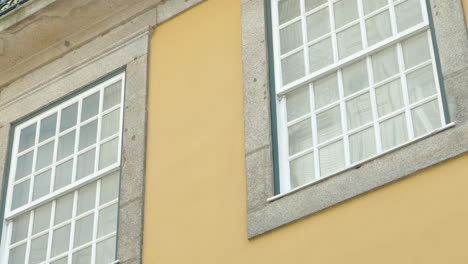 Detail-of-windows-and-historic-building-in-Porto,-Portugal