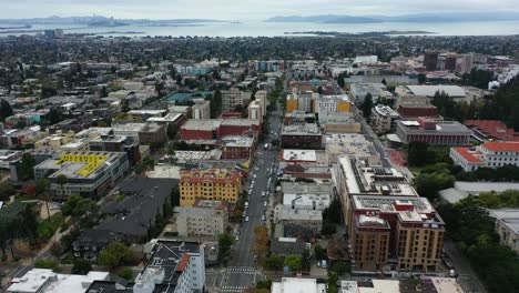 Aerial-view-overlooking-the-cityscape-of-Berkeley,-overcast-day-in-California