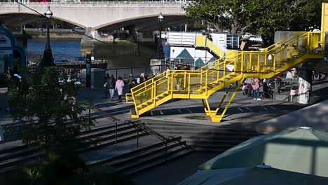 Escaleras-Amarillas-Hacia-El-Jardín-De-La-Azotea-Del-Queen-Elizabeth-Hall,-Southbank,-Londres,-Reino-Unido