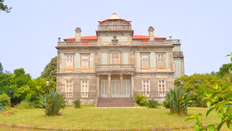 Stable-shot-of-historic-architecture-of-grand-Maison-in-Porto,-Portugal