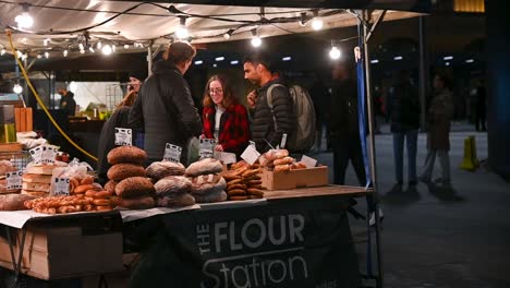 Brotkauf-An-Der-„Mehlstation“,-Kings-Cross,-London,-Vereinigtes-Königreich