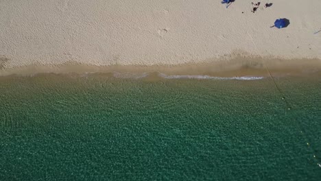 Absteigender-Blick-Auf-Den-Strand-Von-Santa-Maria-Mit-Klarem-Wasser,-Cabo-San-Lucas