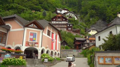 Pintoresco-Pueblo-De-Hallstatt-En-Un-Día-Sombrío