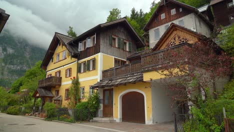 Hallstatt-Gilt-Für-Manche-Als-Einer-Der-Schönsten-Orte-Der-Welt-Und-Wird-Manchmal-Auch-„die-Perle-Österreichs“-Genannt