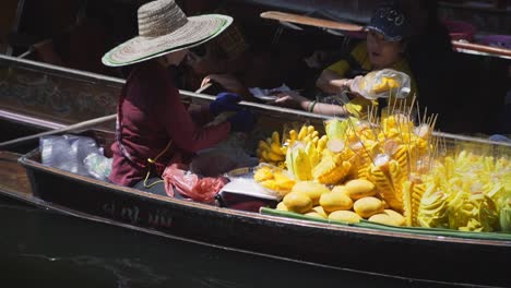 La-Venta-De-Alimentos-Se-Realiza-Desde-Un-Barco-A-Turistas-En-Un-Mercado-Flotante.