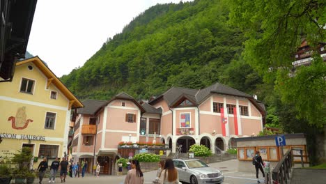 Gente-Caminando-Por-La-Plaza-En-El-Pueblo-De-Hallstatt.