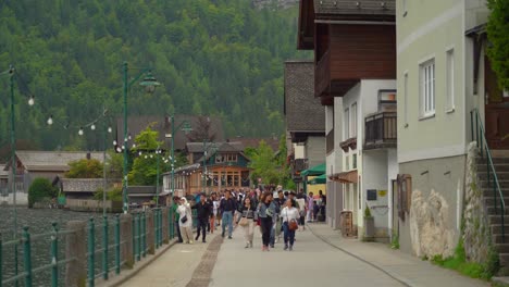 Hallstatt-Es-Un-Pueblo-Pequeño,-No-Tiene-Mucho-Sentido-Hablar-Del-Casco-Antiguo-Y-Sus-Suburbios,-Así-Que-Piérdete-Por-Sus-Calles-Estrechas.