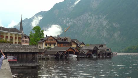 Hallstätter-Seebrücke-Am-Frühen-Morgen