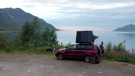 Wohnmobil-Steht-Neben-Geländewagen-Mit-Dachzelt