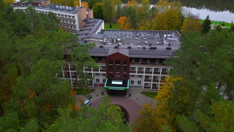 Haupteingang-Des-Hotel-Spa-Schwimmbad--Und-Sanatoriumskomplexes-Egles-Sanatorija