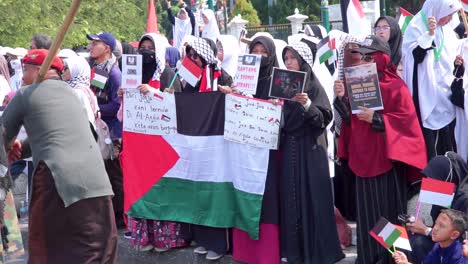 Pueblo-Musulmán-Sosteniendo-Banderas-Palestinas-Y-Papel-Diciendo-Paz.