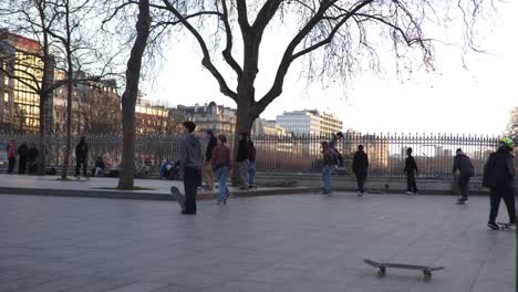 Patinadores-De-París-Disfrutando-Del-Hermoso-Día-De-Otoño-En-La-Ciudad,-Cámara-Lenta