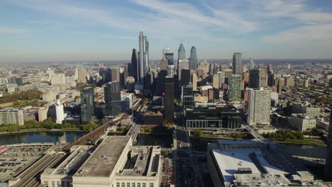 Establishing-drone-shot-toward-the-skyline-of-Philadelphia,-fall-evening-in-Pennsylvania,-USA