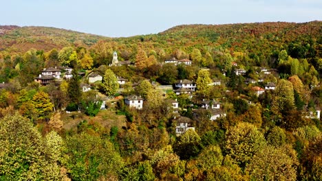 Malerisches,-Traditionelles,-Abgelegenes-Walddorf,-Bulgarien,-Herbstdrohnenaufnahme