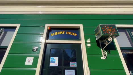 La-Puerta-De-Una-Pequeña-Tienda-En-El-Histórico-Pueblo-De-Zaanse-Schans,-Países-Bajos---Desde-Abajo,-Foto-Fija