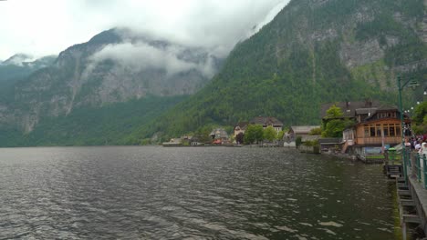 Hallstatt:-Ciudad-De-Alta-Austria,-Habitada-Por-Menos-De-800-Personas,-Situada-A-Orillas-De-Un-Lago.