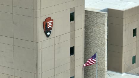 Nationalpark-Servicegebäude-Mit-Wehender-Amerikanischer-Flagge