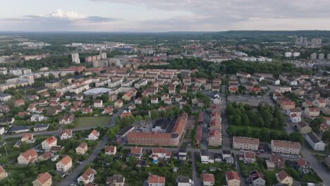 Arquitecturas-Residenciales-En-La-Ciudad-De-Skovde-En-Vastra-Gotaland,-Suecia
