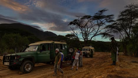 Vueltas-De-Tiempo-Desde-Kenia-Naturaleza-Reserva-Natural-Cumbre-Del-Pico-Kilimanjaro-Paisaje-De-Montaña-En-Un-Cielo-Azul-Aire-Fresco-Y-Limpio-Un-Camión-Todoterreno-Verde-Vehículo-Todoterreno-Safari-De-Vida-Salvaje-Roto-En-Una-Aventura-Peligrosa
