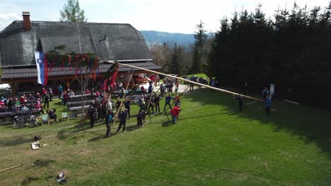 Vista-Panorámica-De-Drones-Del-Poste-De-Mayo-De-Mlaj-De-Eslovenia-Con-La-Bandera-De-Eslovenia