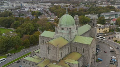 Langsame-Umlaufbahnaufnahme-Der-Kathedrale-Von-Galway.-Mittlere-Aufnahme