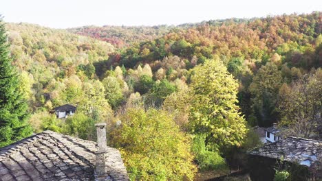 Traditionelle-Steindachhäuser,-Abgelegenes-Bulgarisches-Dorf,-Herbstdrohnenaufnahme