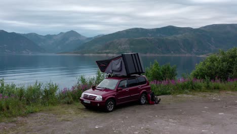 Autocaravana-Con-Carpa-En-El-Techo-En-La-Orilla-Al-Amanecer.