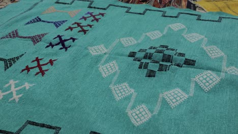 Afrikanische-Handgefertigte-Teppiche,-Die-Eine-Vielfalt-An-Farben-Und-Traditionellem-Handwerk,-Teppichkunst-Und-Dekoration-Zeigen