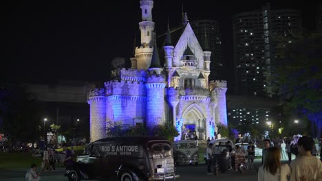 Castillo-En-El-Mercado-Nocturno-De-Bangkok-Con-Coches-Americanos-Visibles-Delante
