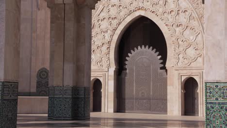 Puerta-De-Entrada-De-Titanio-A-La-Mezquita-De-Casablanca,-Una-Magnífica-Arquitectura-Y-Cultura-En-África.