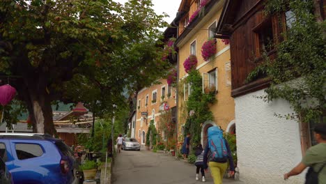 Touristen-Fotografieren-In-Der-Nähe-Eines-Schönen-Hauses-In-Hallstatt