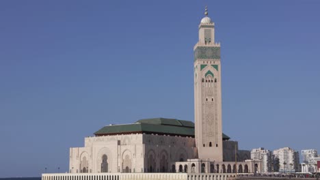 Grand-Casablanca-Mosque-Hassan-II,-a-cultural-landmark-with-towering-minaret,-by-the-sea