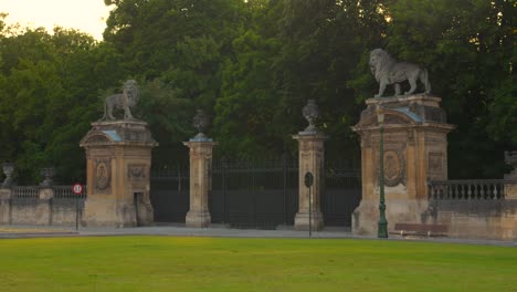 Escultura-De-Leones-En-La-Entrada-Del-Parque-Del-Palacio-Real-En-Bruselas,-Bélgica,-Europa