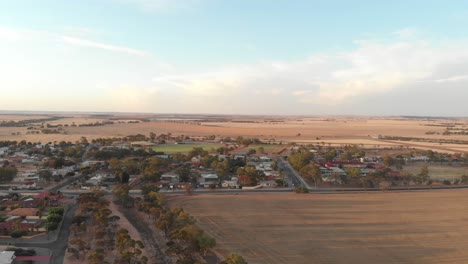 Pequeña-Ciudad-De-Carnamah,-Australia-Occidental,-Durante-El-Amanecer,-Aérea