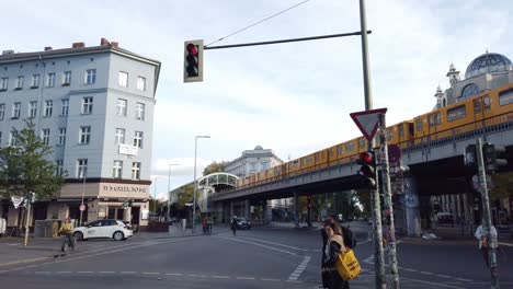Berlin-Kreuzberg-Landschaft-Am-Bahnhof-Görlitzer-Park-Mit-Zug,-Der-Den-Bahnhof-Verlässt