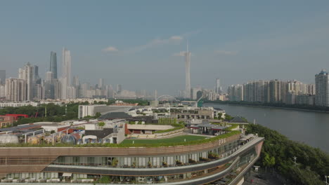 Luftaufnahme-Der-Oberseite-Einer-Eigentumswohnung,-Während-Die-Drohne-Vorwärts-In-Richtung-Der-Innenstadt-Von-Guangzhou,-China,-Fliegt