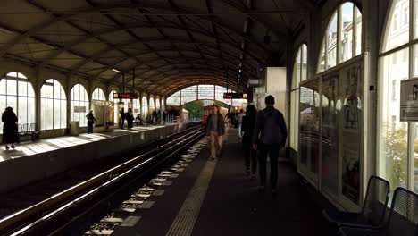 Metro-Histórico-En-La-Hermosa-Estación-De-Tren-De-Berlín-Kreuzberg,-Alemania